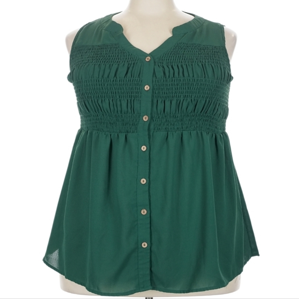 BloomChic Emerald Green Sleeveless Button-Front Smocked Blouse